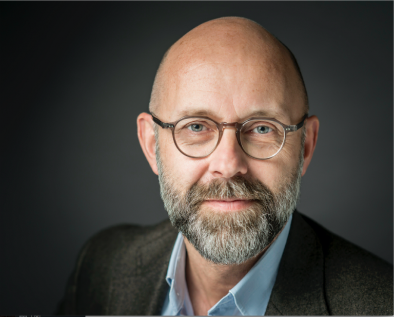 F.FOUGERAT (FONCIA) : « L&rsquo;objectif de cette campagne est autant d&rsquo;inviter les « fans » de rugby à se rendre à Paris La Défense Arena, qu&rsquo;à suivre les matchs depuis leur salon »