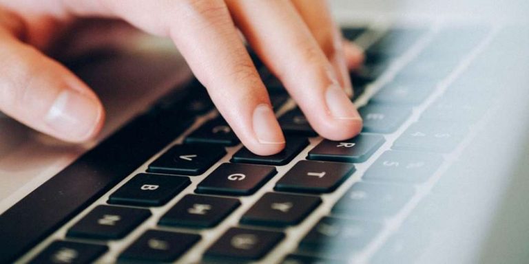 Les Français ont passé trois heures par jour en moyenne sur internet, en avril