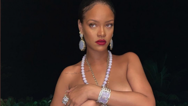 Rihanna fait polémique posant sains nus pour une publicité de lingerie