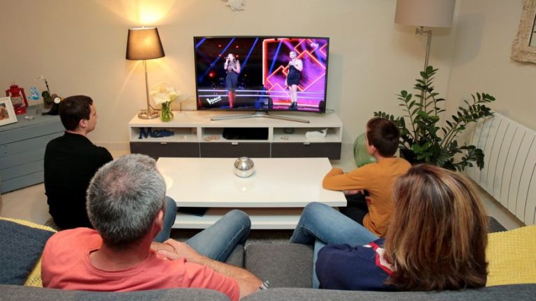 Couvre-feu : les Français passent beaucoup de temps devant la télévision en mars