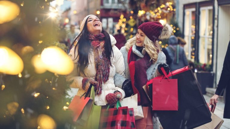 Les Américains dépensent plus dans les magasins et moins en ligne pour les fêtes