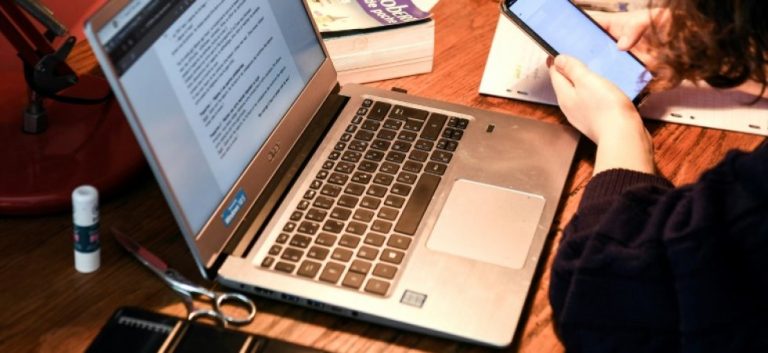 Les jeunes de 7 à 25 ans passent six fois plus de temps sur Internet qu’à lire