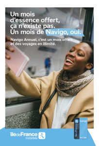 Île-de-France Mobilités déploie une nouvelle campagne de communication pour mettre en avant son pass Navigo annuel.