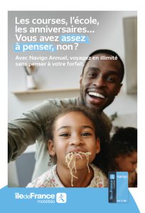 Île-de-France Mobilités déploie une nouvelle campagne de communication pour mettre en avant son pass Navigo annuel.