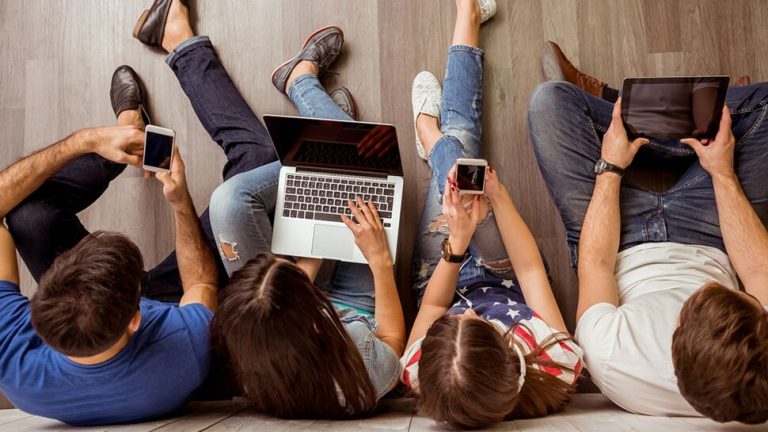 Les Français adoptent les nouvelles technologies mais sont de plus en plus écolos