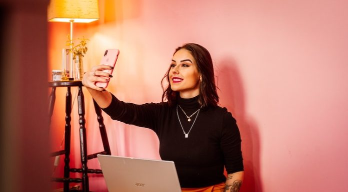 Luxe, voyages, placements de produits : les influenceurs se coupent-ils de leur public ?