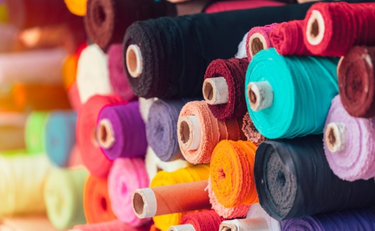 Le marché français du textile recule en 2023, les consommateurs privilégient l’occasion