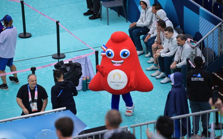 Paris-2024 : la braderie des stocks olympiques attire les foules à Saint-Denis
