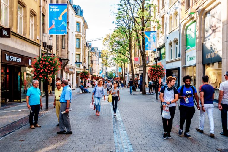 Revitaliser les centres-villes face à l’e-commerce et l’inflation