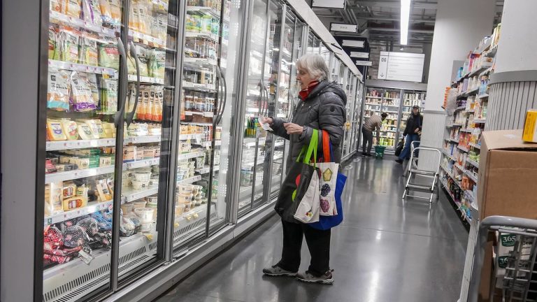 Les ventes au détail américaines chutent plus que prévu