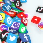 54% des jeunes de – de 25 ans s’informe d’abord via TikTok, YouTube ou l’IA (Arcom)