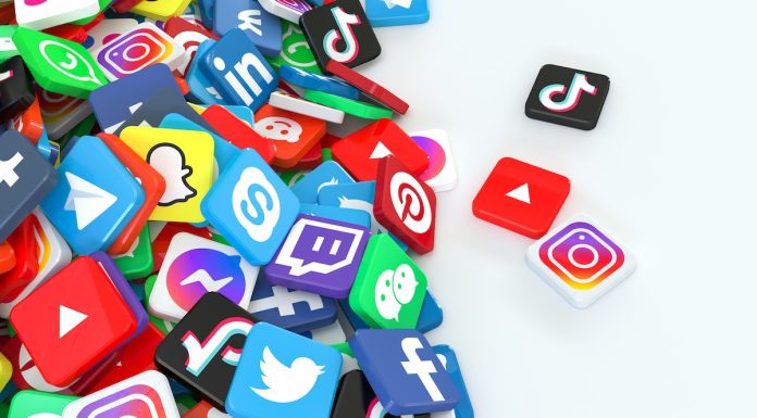 54% des jeunes de – de 25 ans s’informe d’abord via TikTok, YouTube ou l’IA (Arcom)