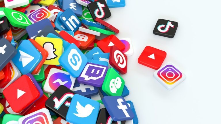 Réseaux sociaux : plus 1/4 des maires disent avoir subi des attaques en ligne