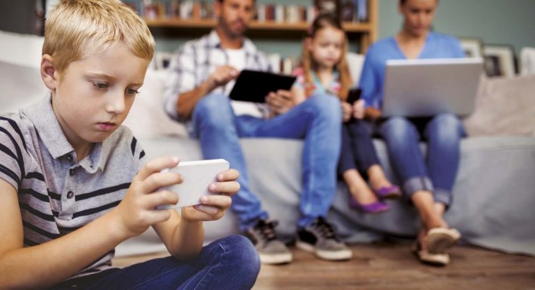 Les 11-14 ans passent 1h47 en moyenne sur les réseaux sociaux et messageries