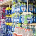 En grande surface, l’eau en bouteille domine toujours les achats