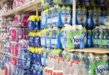 En grande surface, l’eau en bouteille domine toujours les achats