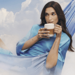 Nespresso diffuse sa nouvelle campagne avec Dua Lipa