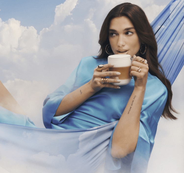 Nespresso diffuse sa nouvelle campagne avec Dua Lipa 