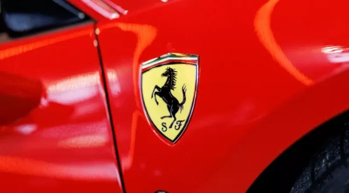 Ferrari temporise en livrant d’autres clients dans le monde