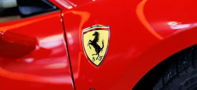 Ferrari temporise en livrant d’autres clients dans le monde