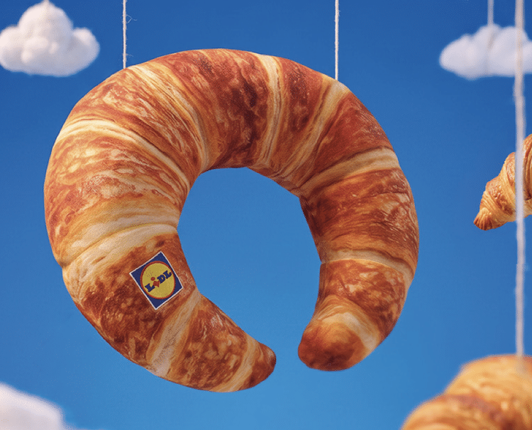Lidl fait sensation à la Fashion Week de Paris avec le « NeckCroissant »